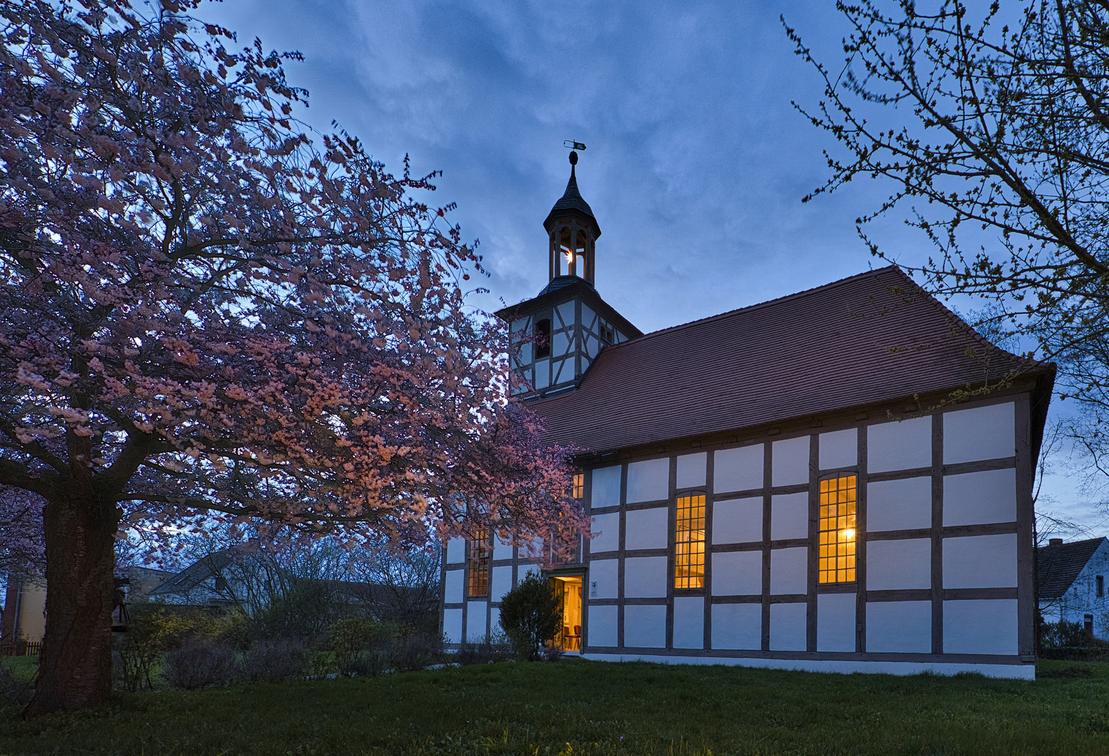 Sankt-Pankratius-Kirche zur blauen Stunde