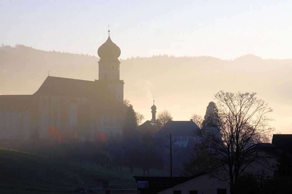 Sankt Trudpert in der Abendsonne und Nebelbildung