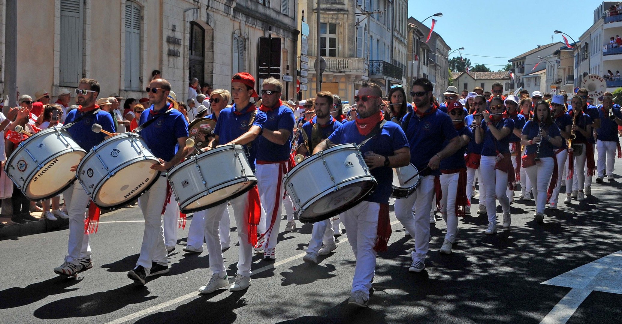 sans tambours , ni trompettes, la fiesta ne serait pas en fête ! 