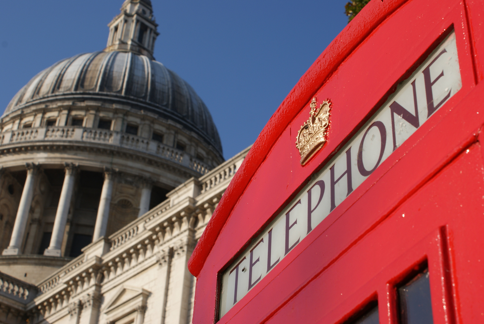 Sant Paul Cathedral with the red phonebox