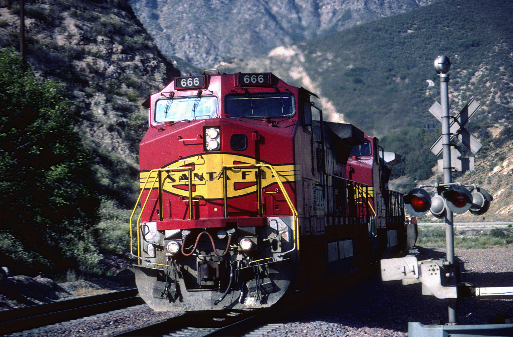 Santa Fe #666 AT&SF am Blue Cut, Cajon Area, CA