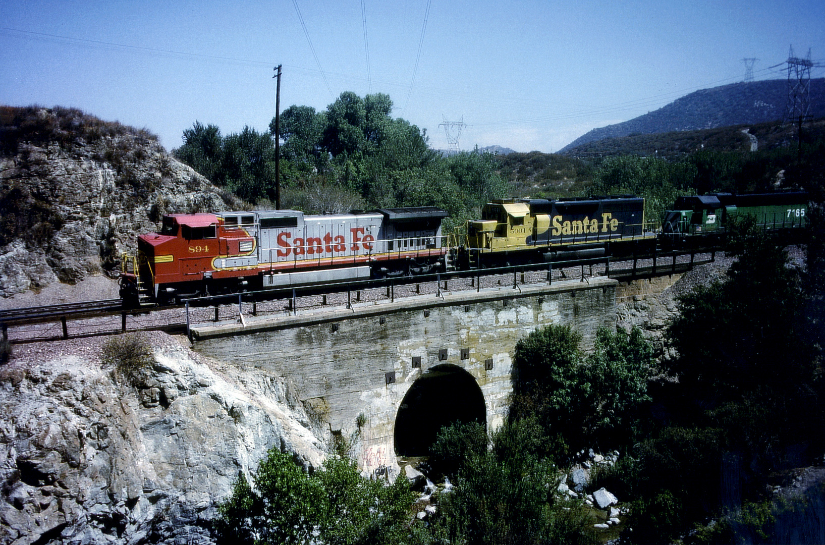 Santa Fe AT&SF #894 red Warbonnet leading a Freight Train...