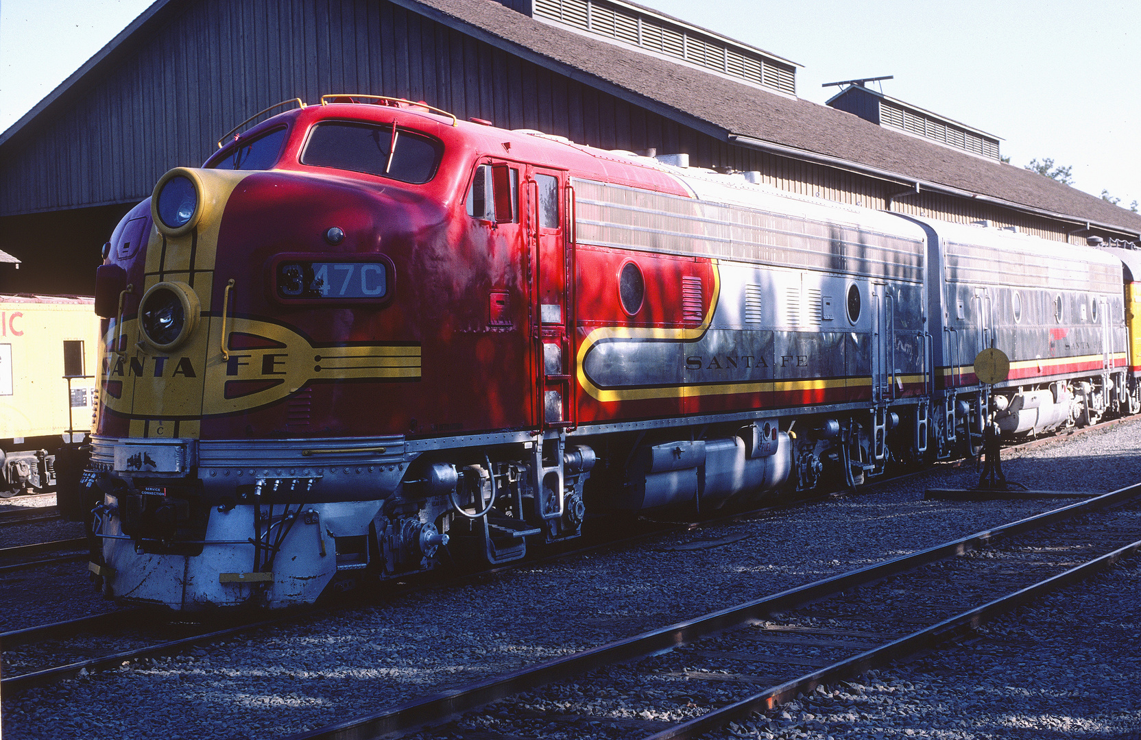 Santa Fe , AT&SF EMD F7AB Units, F7A#347C im Abendlicht...