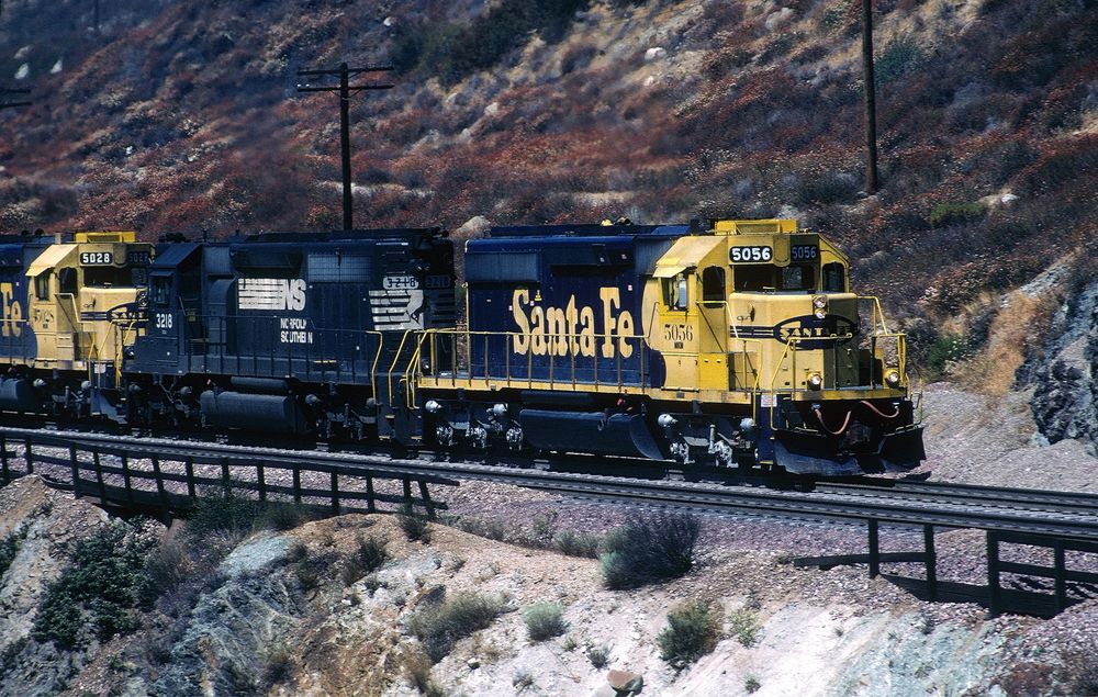 Santa Fe ATSF-MKM #5056, NS#3218,ATSF-MKM #5028 auf dem Weg zum Cajon Pass,CA