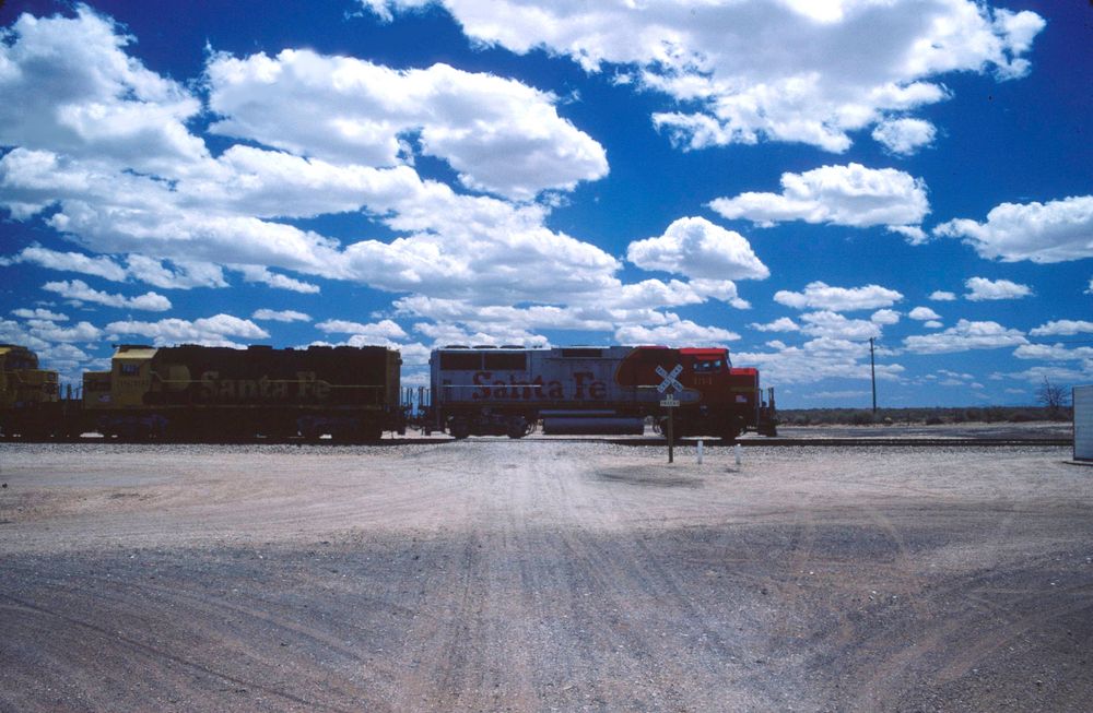 Santa Fe wb EMD GP60M #134, Santa Fe ywb EMD GP40-2 #3839 at high noon near Dalies, NM