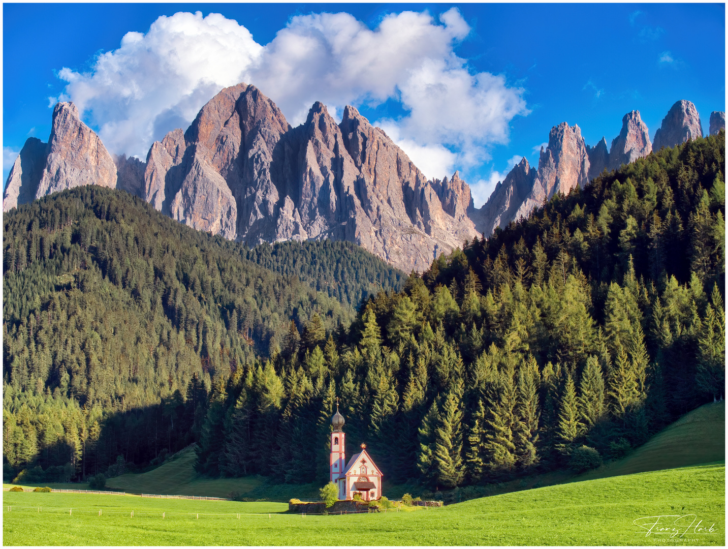 Santa Magdalena Kircherl vor den Dolomiten 