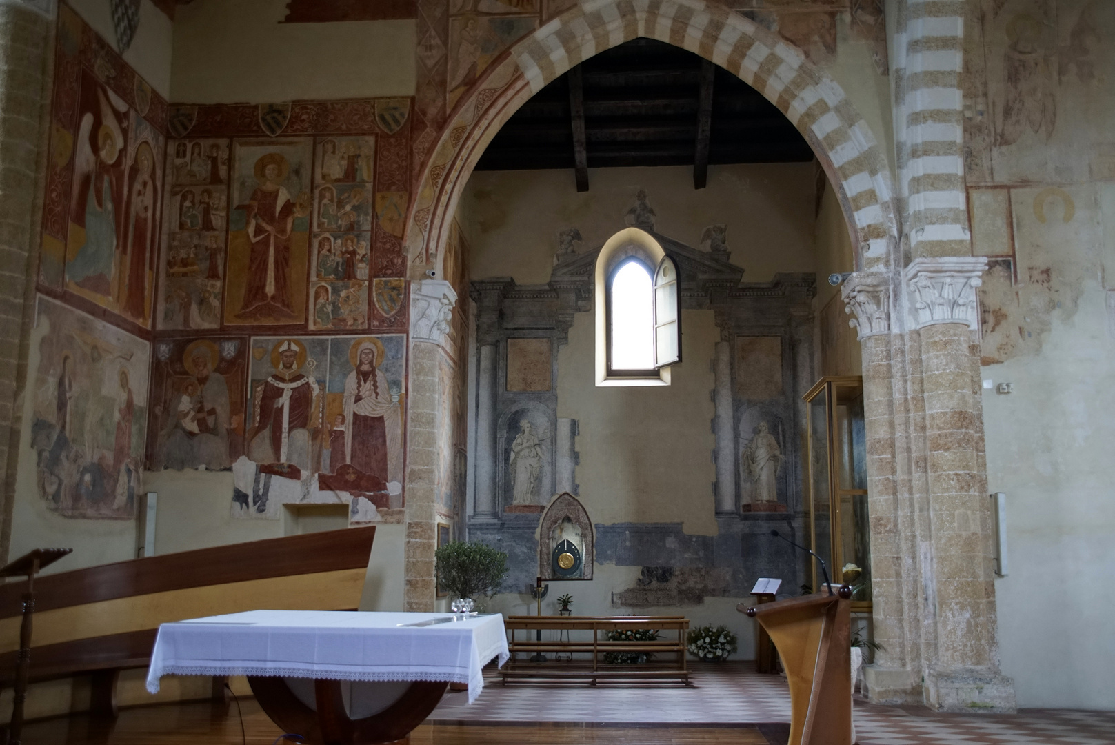 Santa Maria del Casale in Brindisi - Blick ins Kirchenschiff