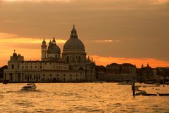 Santa Maria della Salute am Abend im November