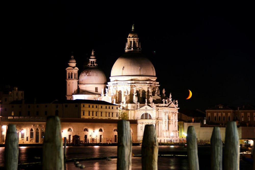 Santa Maria della Salute mit Mond