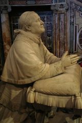 Santa Maria Maggiore - kniende Statue von Papst Pius IX.