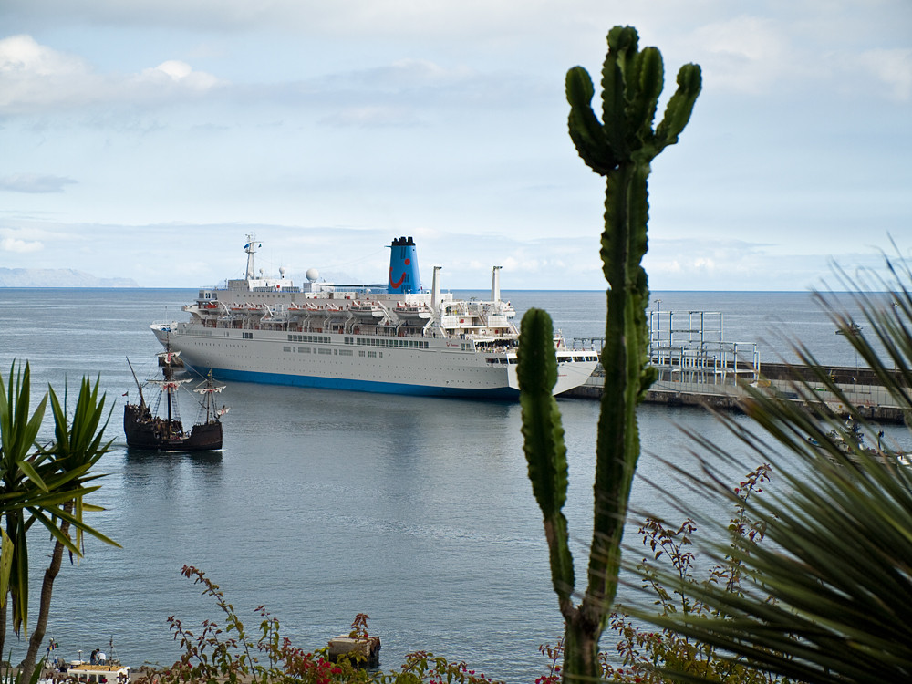 Santa Maria vor Tui Kreuzfahrtschiff