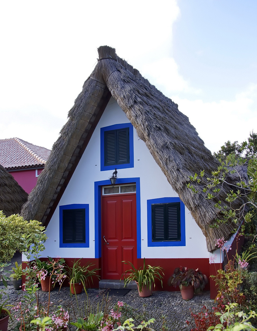 Santana, traditionell gedecktes Haus in typischen Farben