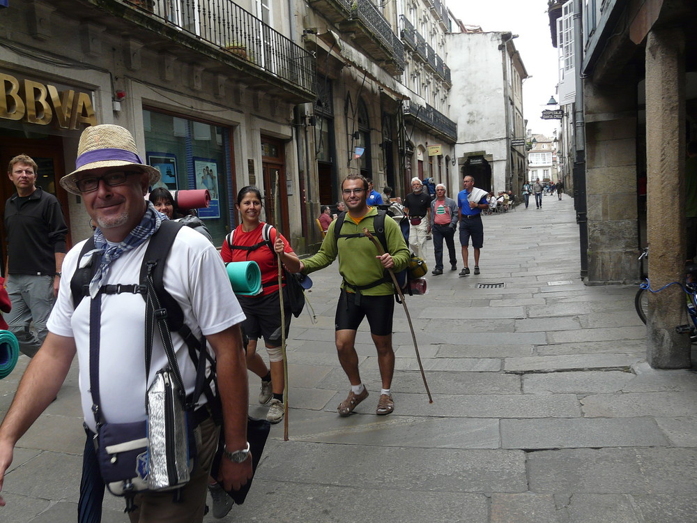 Santiago de compostela,arrivano un gruppo di pellegrini.