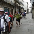 Santiago de compostela,arrivano un gruppo di pellegrini.