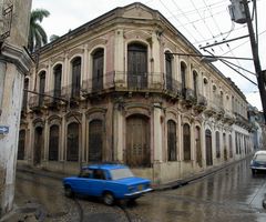 Santiago. Lada passiert Kreuzung