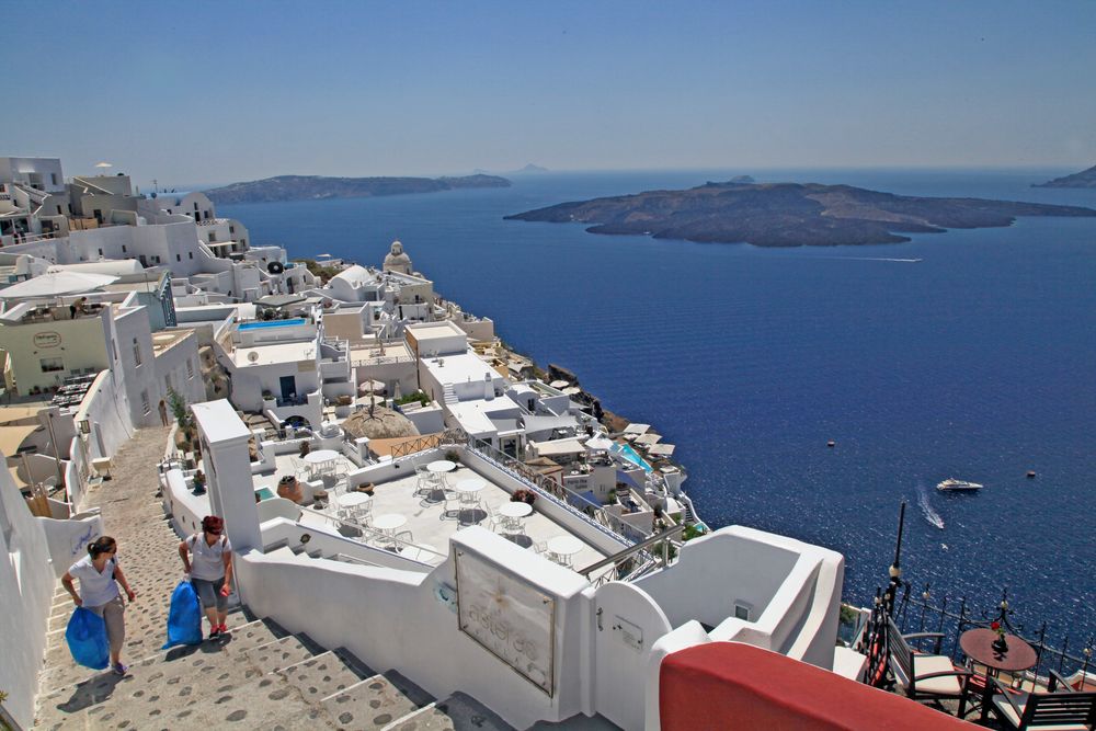 Santorin ,- weisse Stadt über den Clippen.