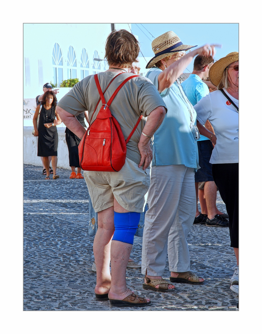 Santorin/Fira - Frau mit roten Rucksack