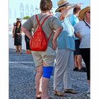 Santorin/Fira - Frau mit roten Rucksack