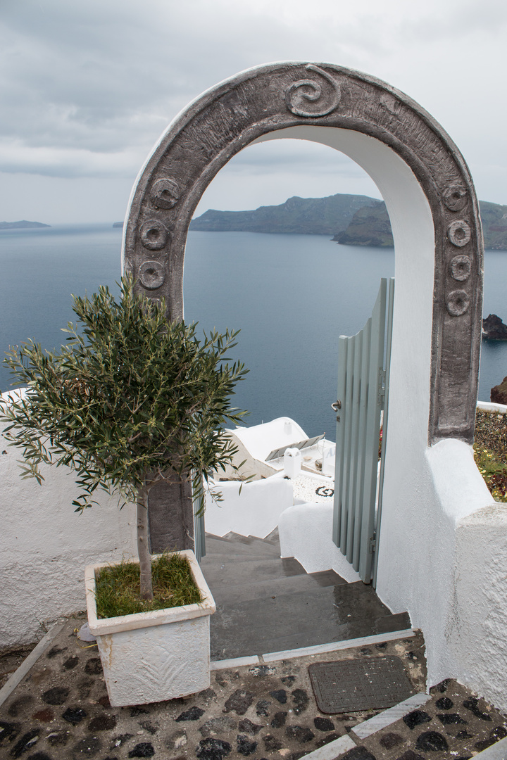 Santorini in Grau