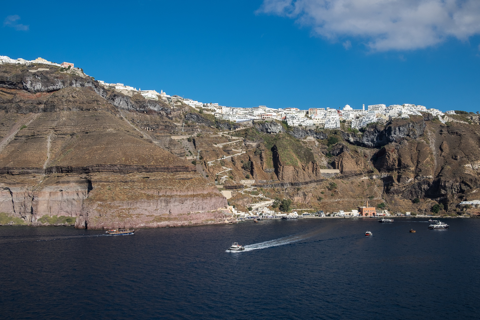 Santorini Steilküste mit der Ortschaft Firá