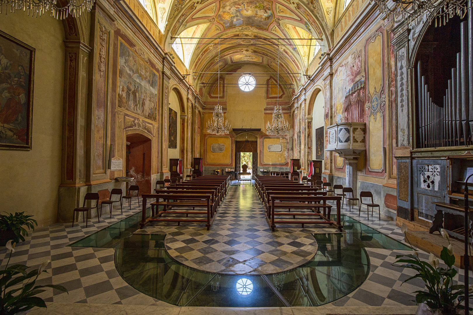 Santuario Nostra Signora di Soviore - die Rosette spiegelt sich...