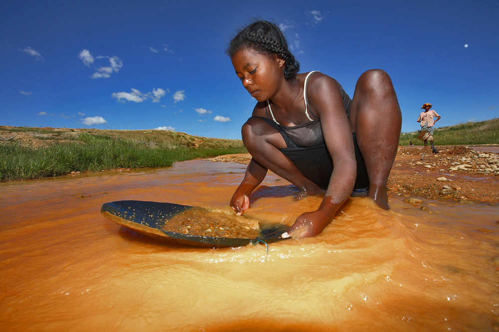 Saphirschürferin in Ilakaka (Madagaskar)