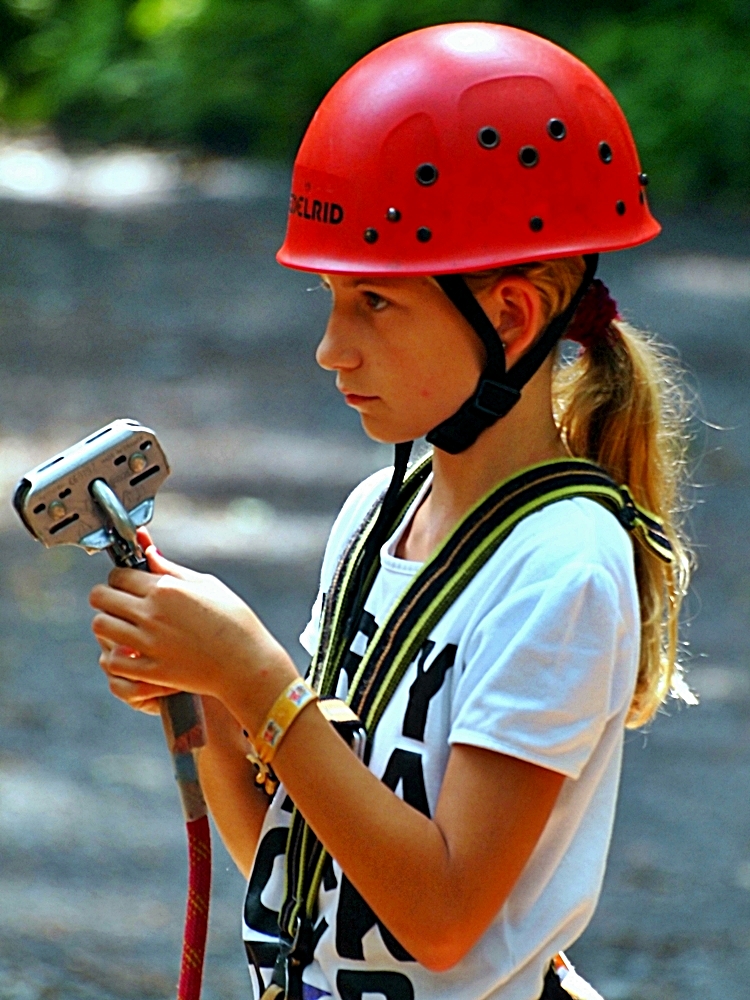 Sarah beim Einstieg in den Hochseilgarten