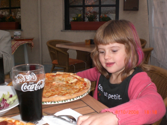 Sarah beim Pizzaessen.