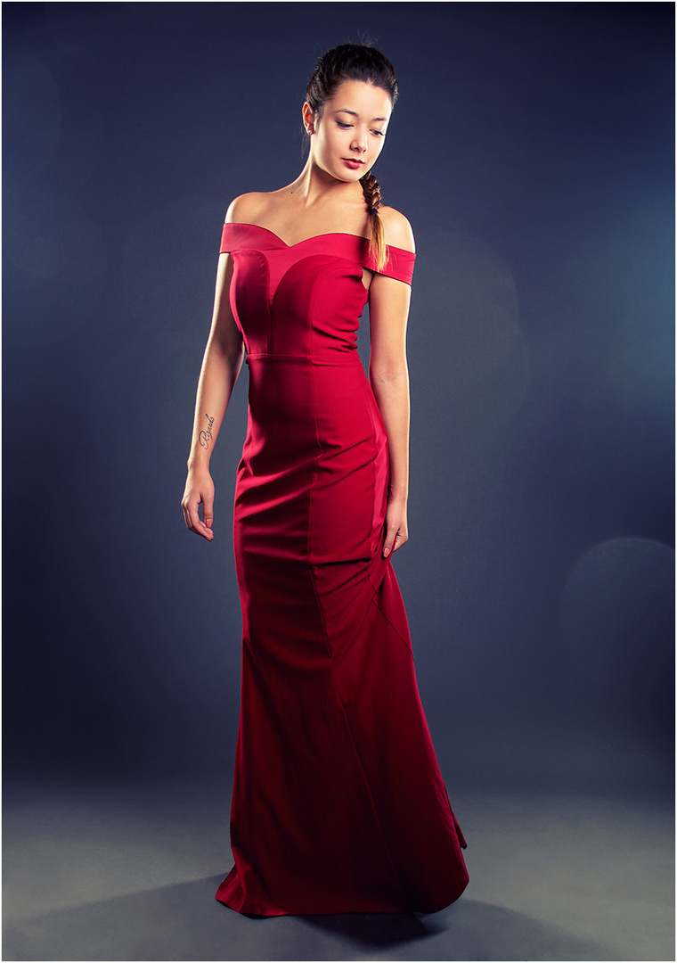 Sarah, das rote Kleid