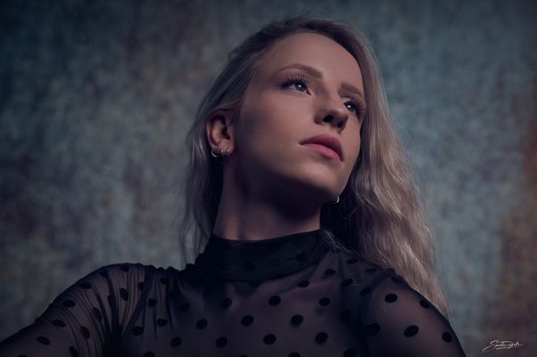 Sarah in einer staken Pose