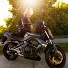 Sarah mit ihrem Motorrad