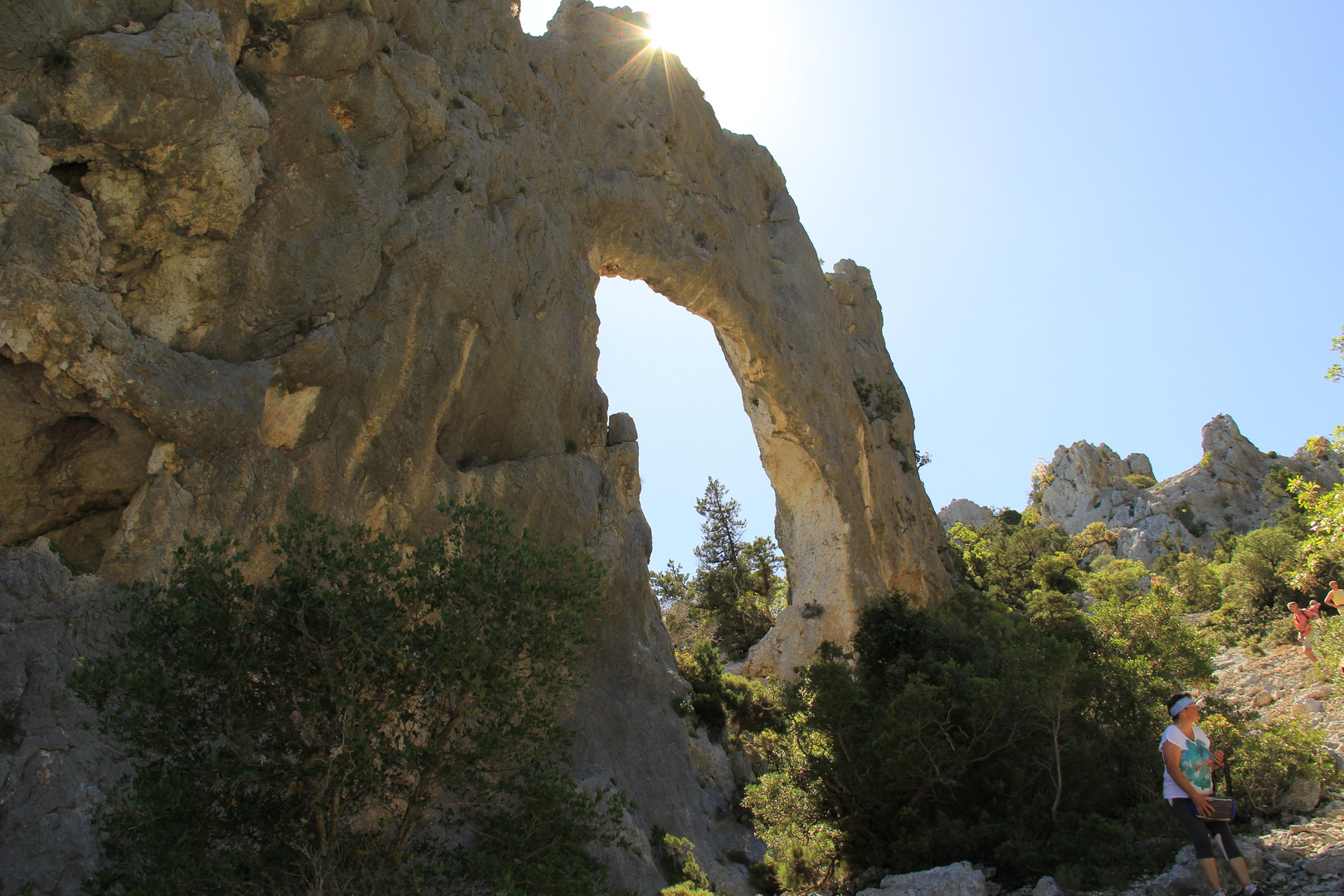 S´Arcada ein natürlicher Felsbogen hoch über der Cala di Luna