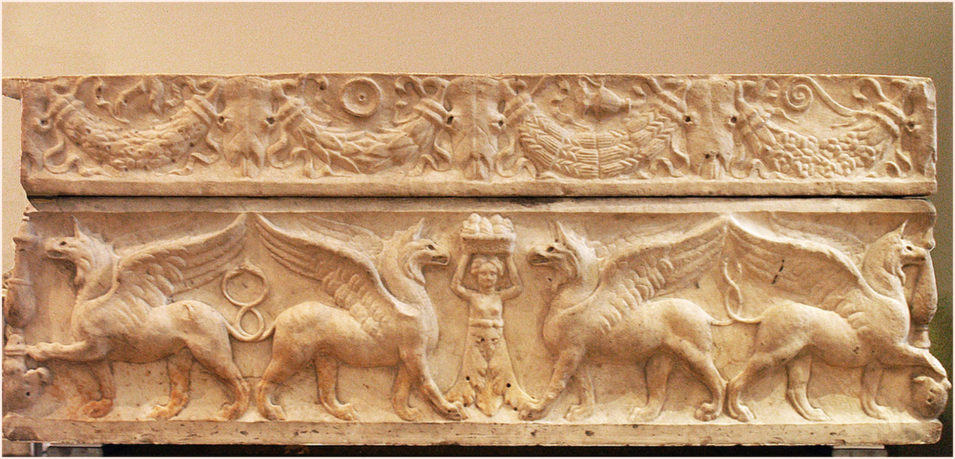 Sarcophage romain en marbre pour un enfant (100-125)  --  Fitzwilliam Museum, Cambridge  