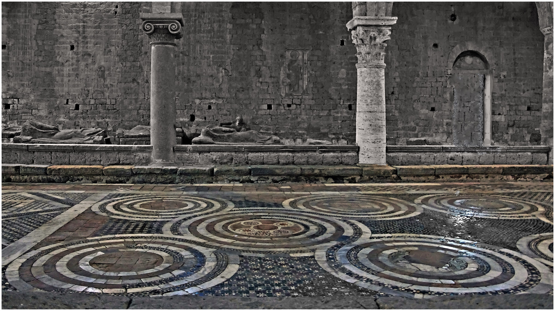 Sarcophages étrusques  et Sol de mosaïques  roman