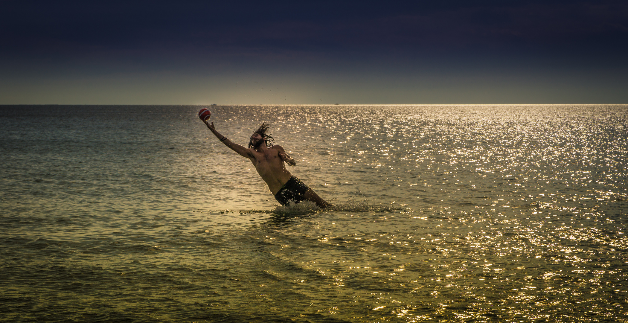 Sarde spielt mit Ball