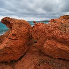 Sardinien: Arbatax, rotes Feuer an einem bewölkten Tag