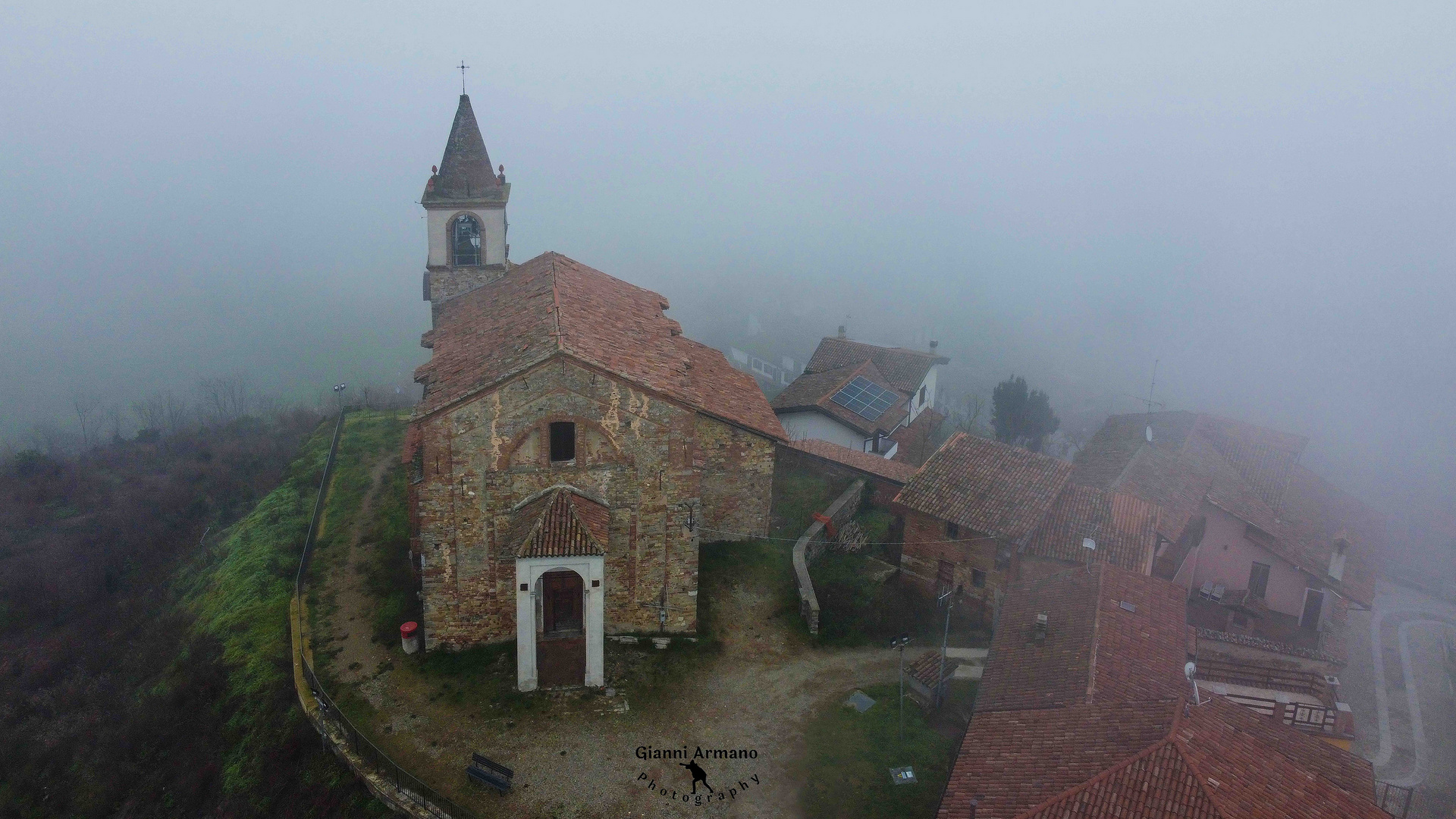 Sarezzano,  la chiesa con nebbia. Alessandria, Piemonte, Italia 