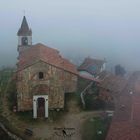 Sarezzano,  la chiesa con nebbia. Alessandria, Piemonte, Italia 