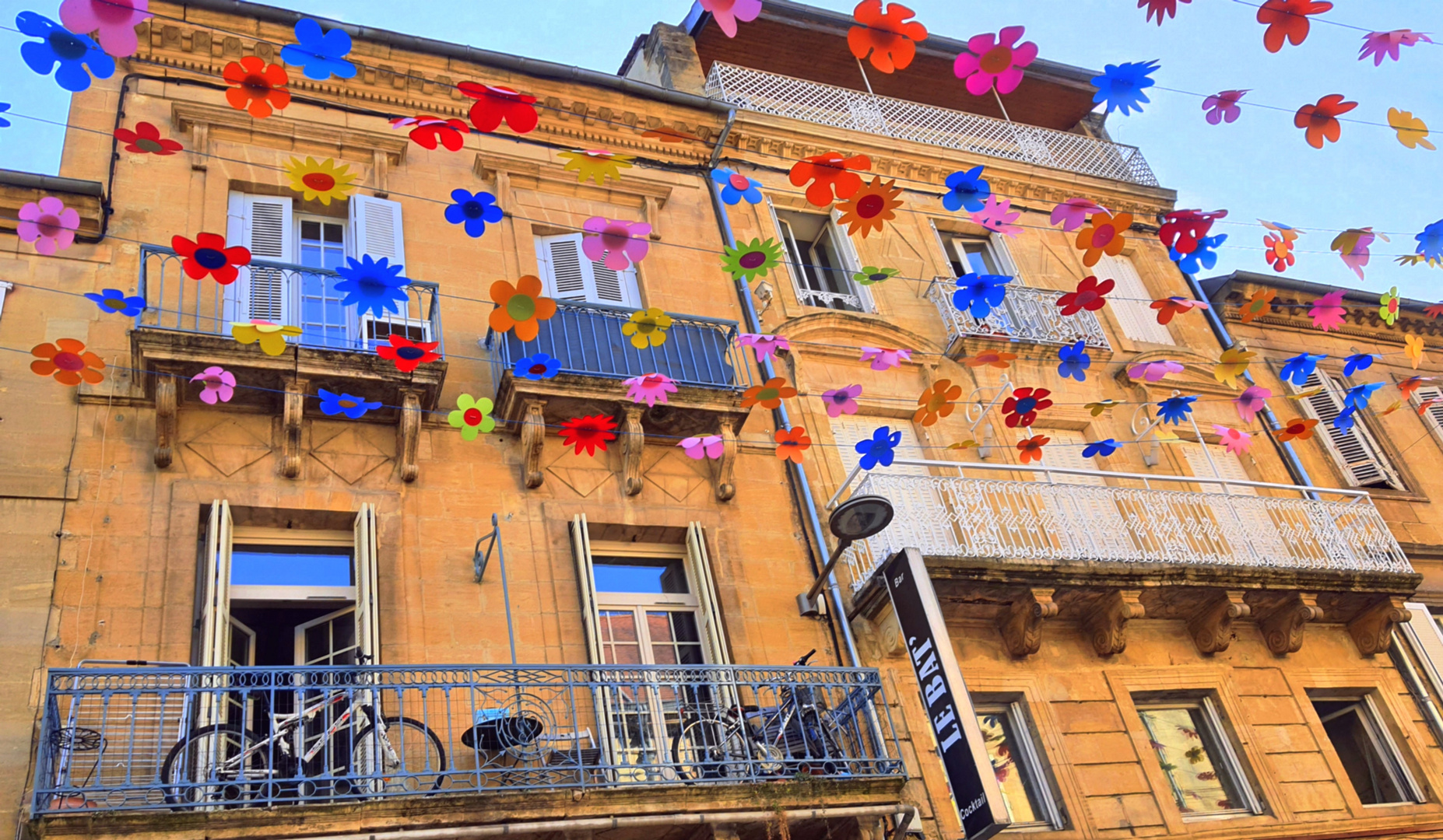 SARLAT/ Des fleurs en l'air 