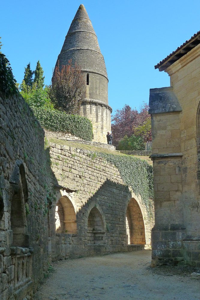 Sarlat - la Canéda - Laterne des Morts mit Reste der Stadtmauer