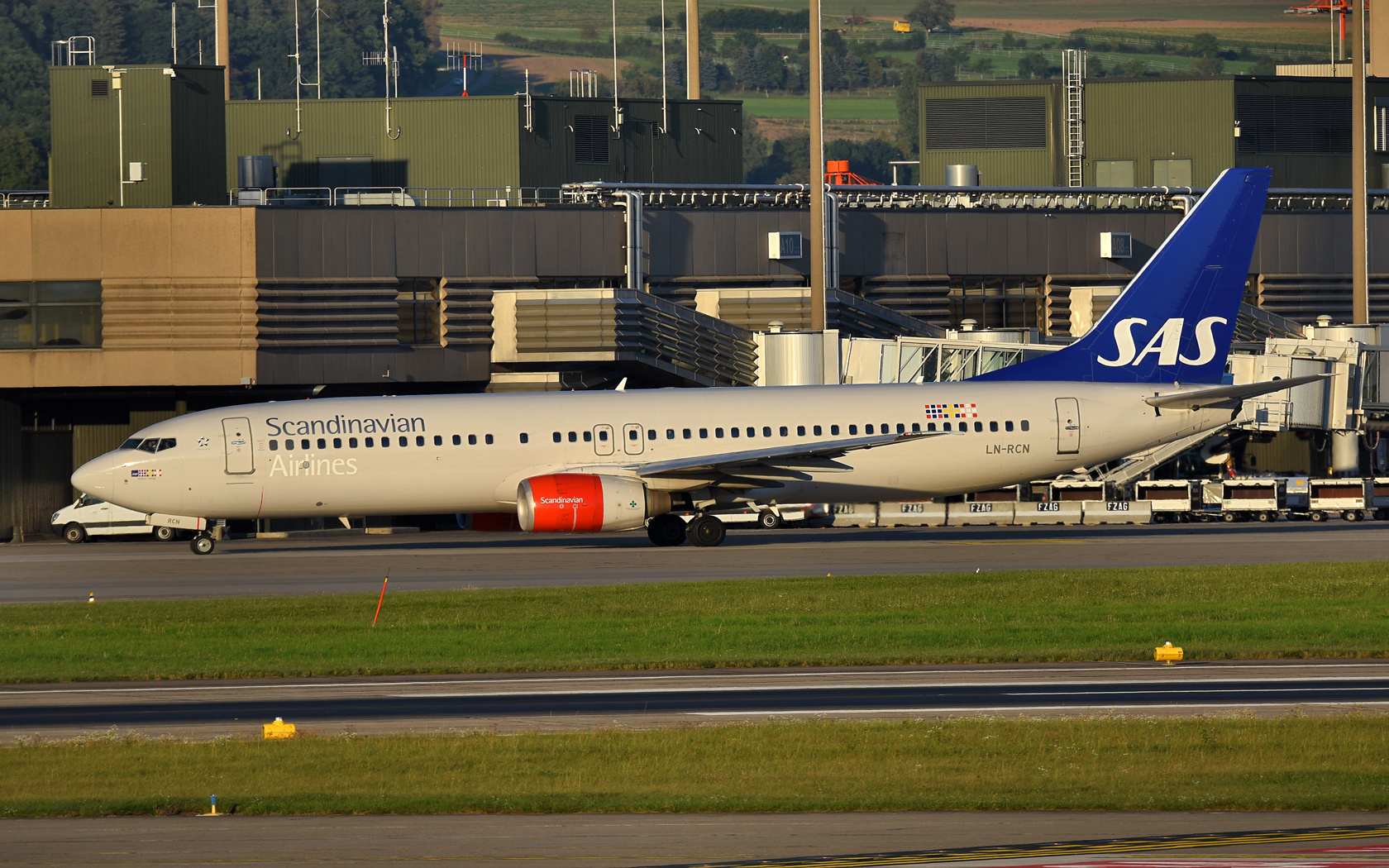 SAS Norge Boeing 737-883 LN-RCN 