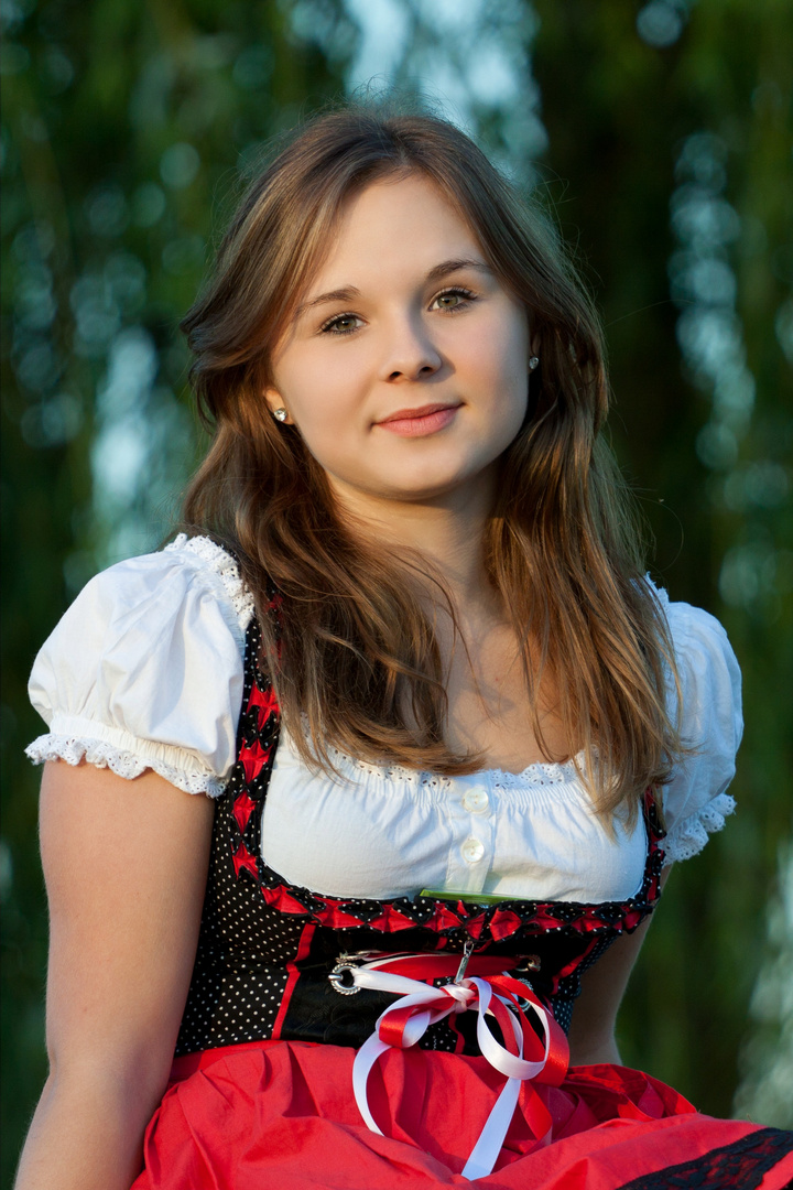 Saskia im Dirndl