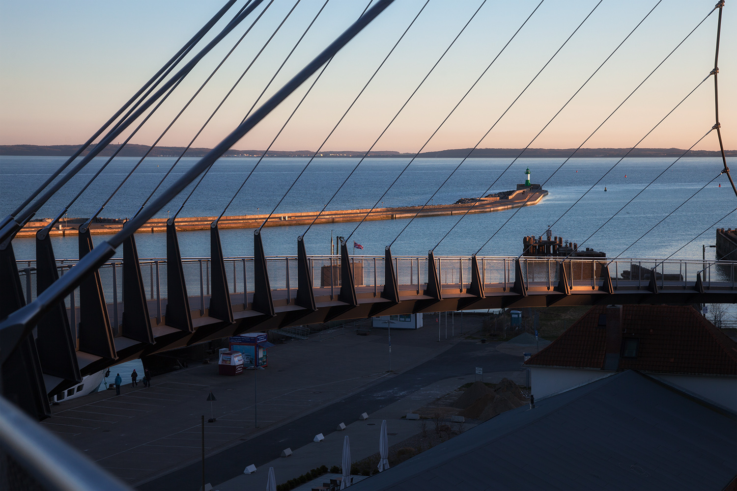 Sassnitz, Blick über die Hängebrücke auf den Leuchtturm