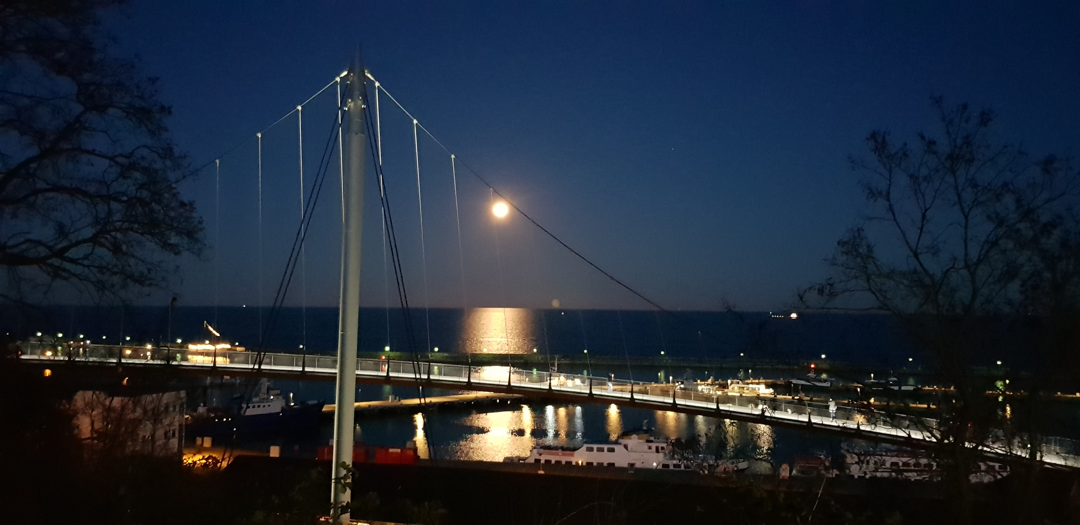 Sassnitz Hafen im Mondaufgang
