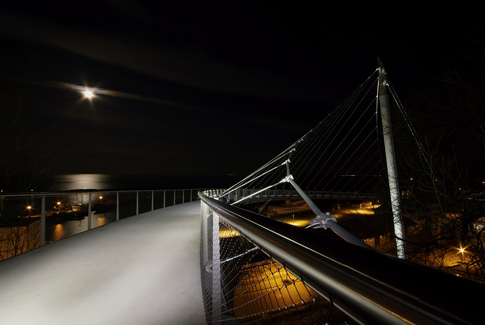 Sassnitzer Fussgängerbrücke im Mondschein