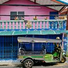 Sathon - Blau-Rosa Stadthaus mit Tuk-Tuk