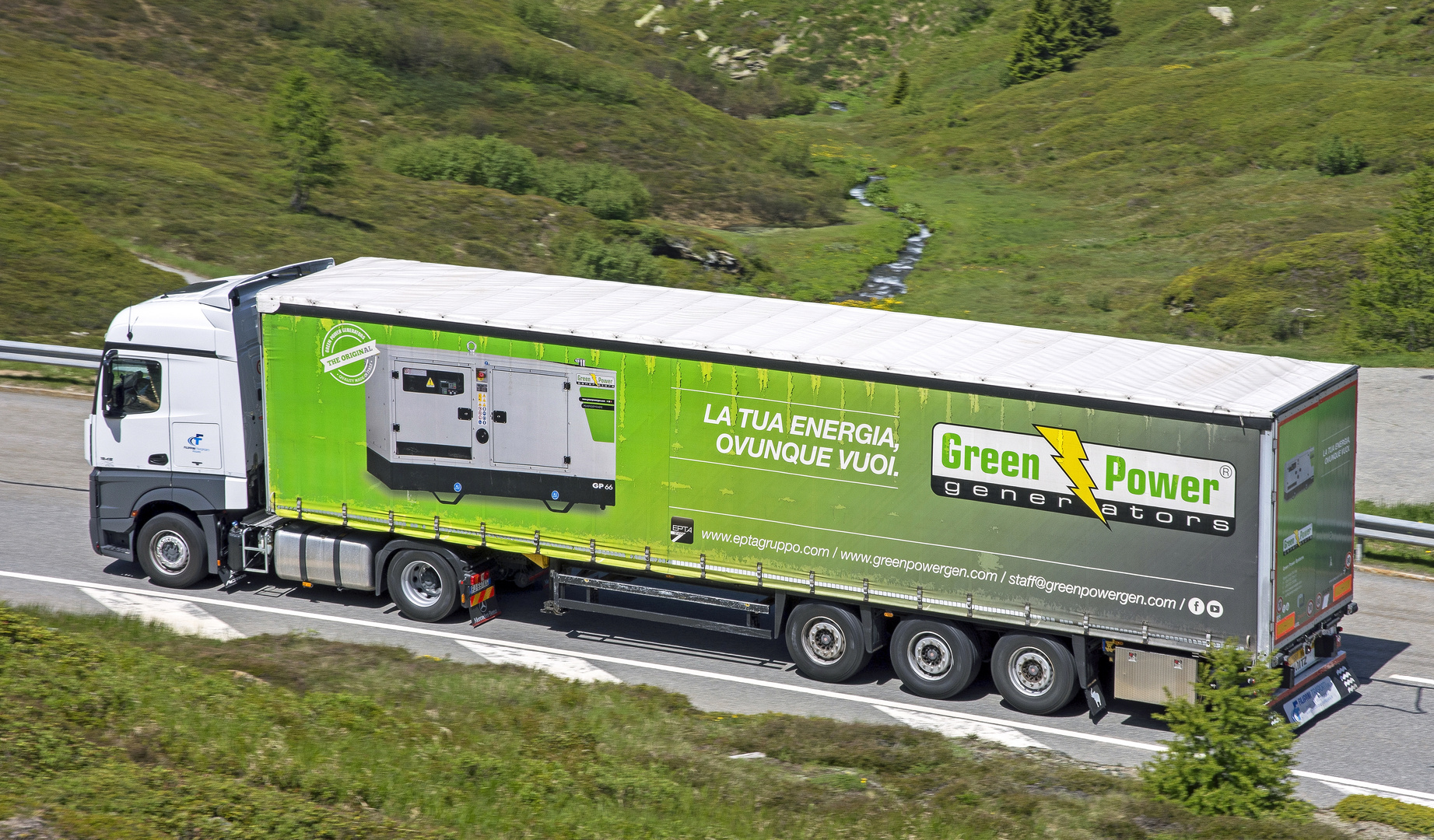 Sattelschlepper Sattelkraftfahrzeug auf dem Simplonpass 