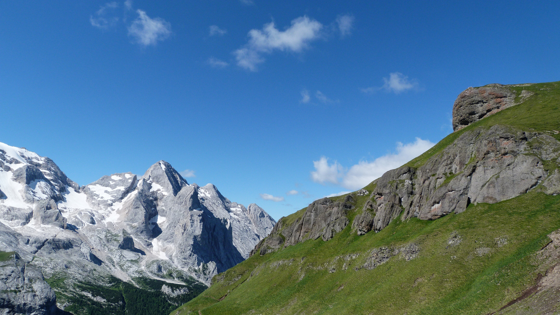 Sattes Grün und frostige Höhen