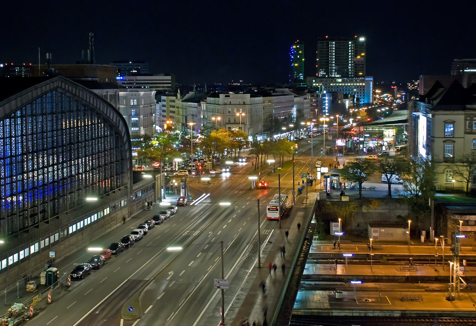 Saturn Hamburg Citi bei Nacht Richtung Osten