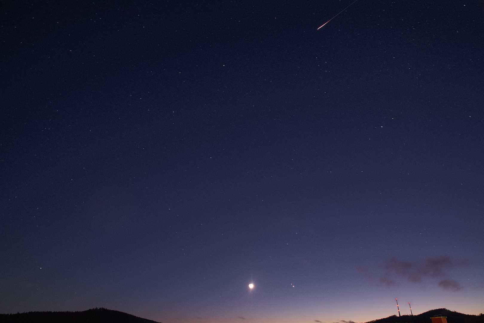 Saturn, Jupiter, Mond und Sternschnuppe